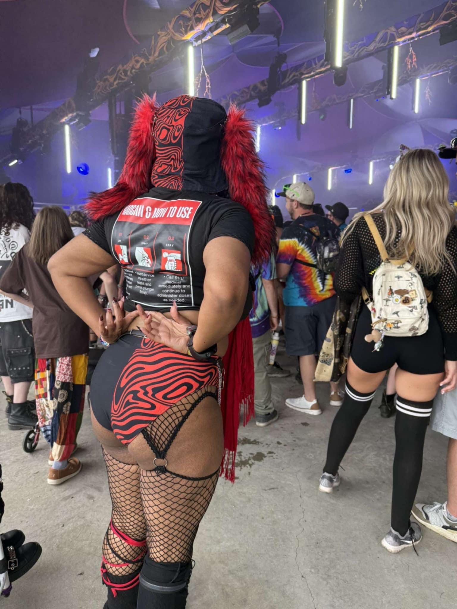 Hot girls carry narcan crop top